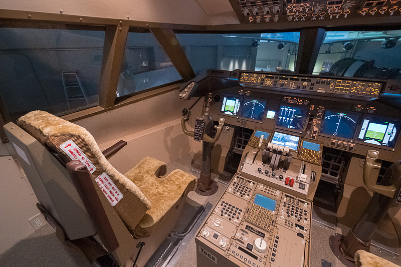 大型模型を操作できるボーイング 747型機のコックピット