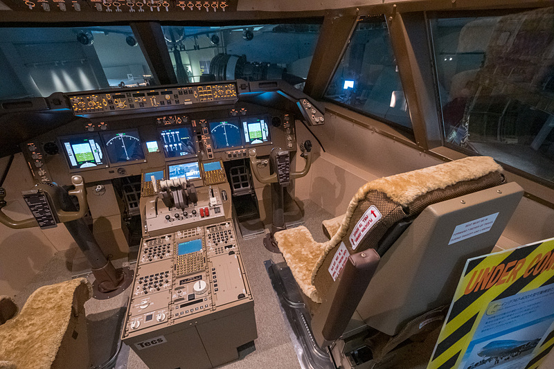 大型模型を操作できるボーイング 747型機のコックピット