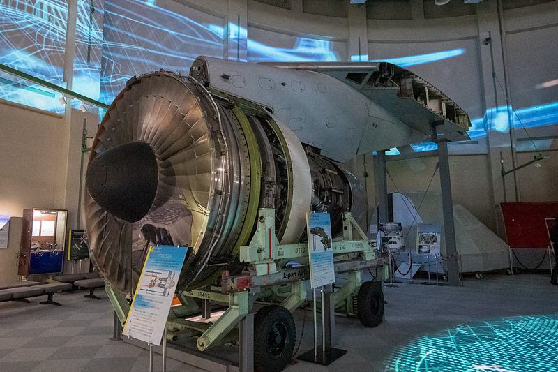 JT9Dエンジンは、プロジェクションマッピングを利用してエンジンの仕組みをより分かりやすく展示。エンジンは主翼からパイロンで吊るされたようにして展示されており、主翼断面を見られるのもポイント