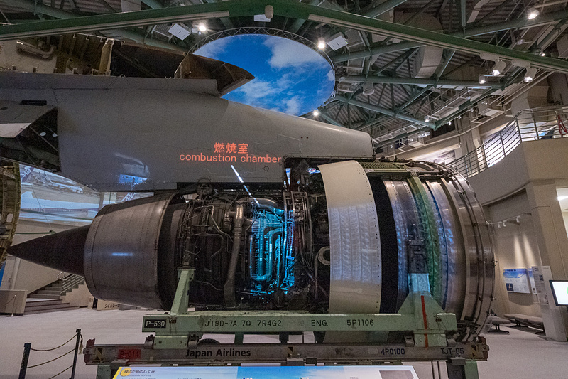 JT9Dエンジンは、プロジェクションマッピングを利用してエンジンの仕組みをより分かりやすく展示。エンジンは主翼からパイロンで吊るされたようにして展示されており、主翼断面を見られるのもポイント
