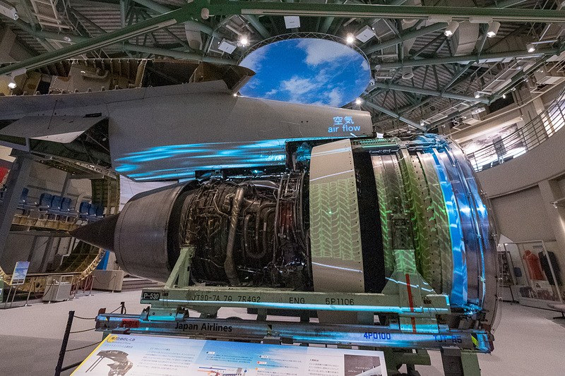 JT9Dエンジンは、プロジェクションマッピングを利用してエンジンの仕組みをより分かりやすく展示。エンジンは主翼からパイロンで吊るされたようにして展示されており、主翼断面を見られるのもポイント
