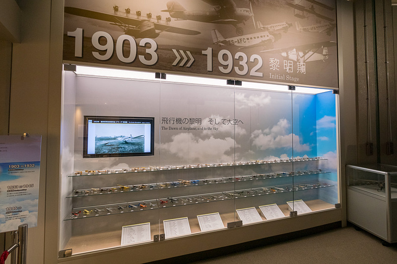 「黎明期」「発展期」「成熟期」の3段階で航空機の軌跡を学べる「航空史立体年表」。さまざまな時代の航空機模型約300機が並ぶ