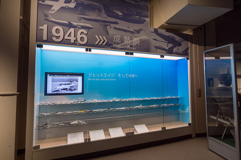 「黎明期」「発展期」「成熟期」の3段階で航空機の軌跡を学べる「航空史立体年表」。さまざまな時代の航空機模型約300機が並ぶ