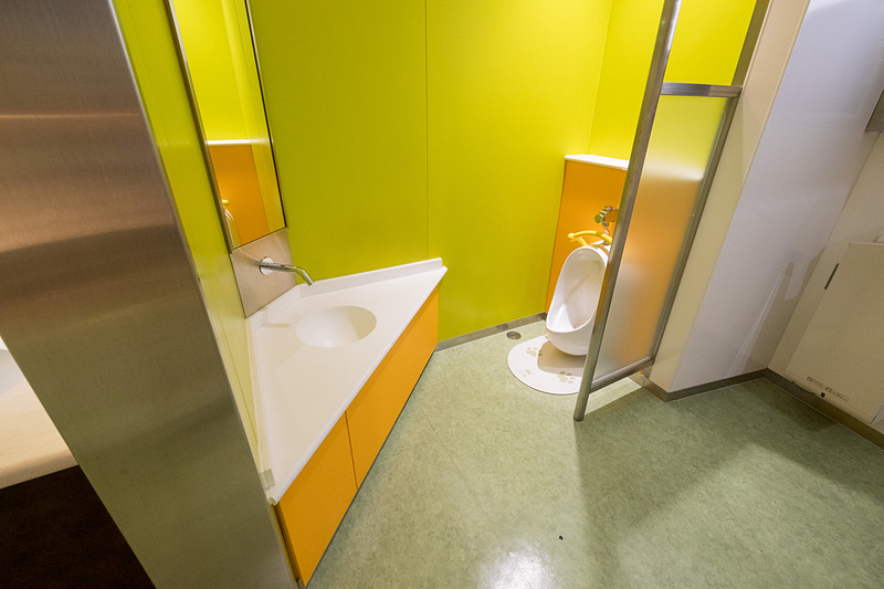 本館1階の男性用トイレ内に子供用トイレを新設