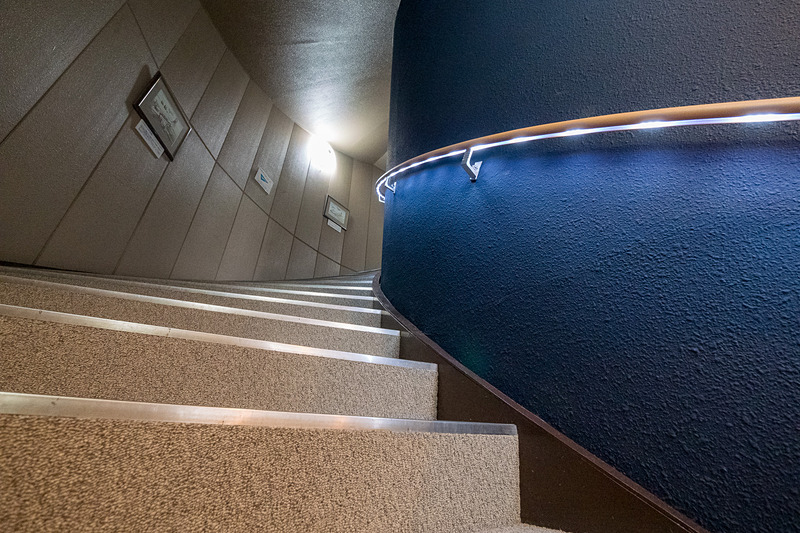 階段の手すりにはLEDを設置