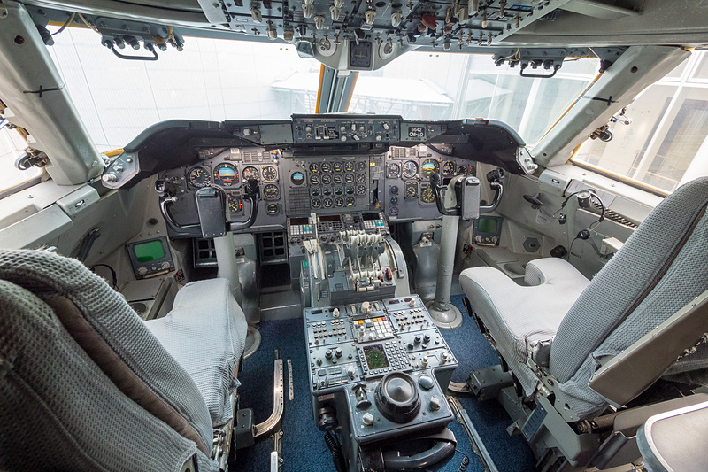 計器やスイッチが所狭しと並ぶコックピット。写真右は航空機関士席のパネル