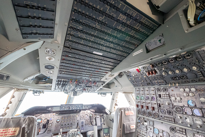 計器やスイッチが所狭しと並ぶコックピット。写真右は航空機関士席のパネル