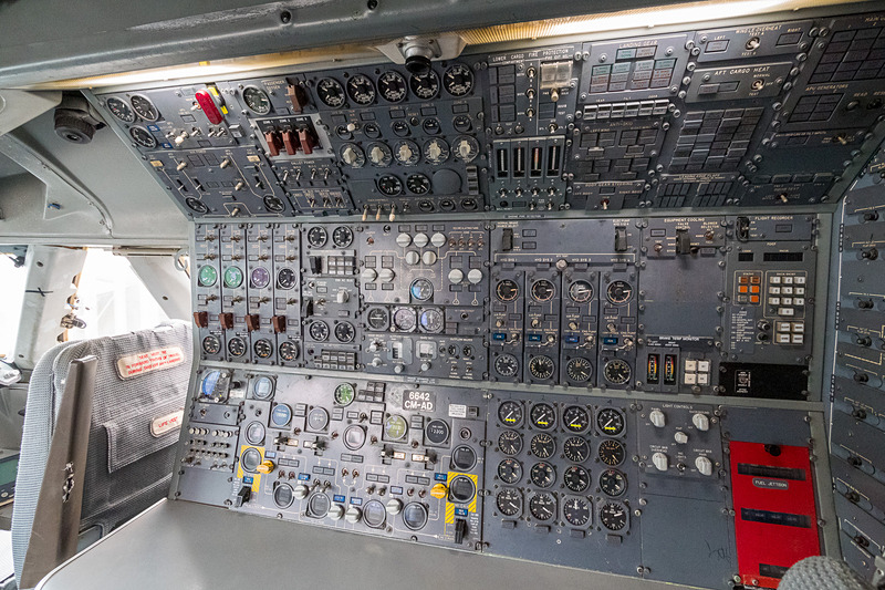 計器やスイッチが所狭しと並ぶコックピット。写真右は航空機関士席のパネル