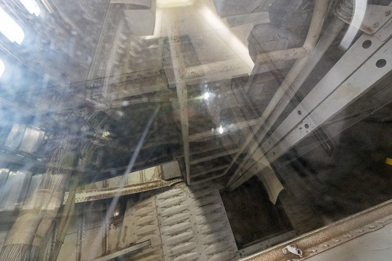 透明のパネル越しに貨物室を見られる