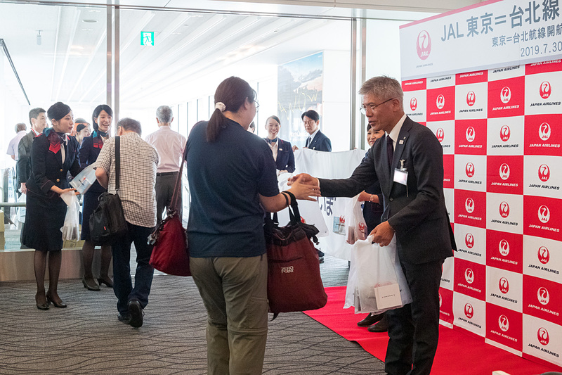 搭乗客に記念品を配布