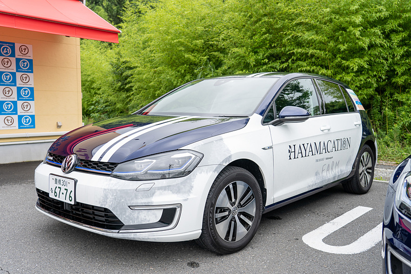 「e-HAYAMACATION」専用にラッピングされた電気自動車のe-ゴルフ。今回私はこの車両に試乗しましたが、「げんべい」にはオリジナルデザインにラッピングされた車両があります。もちろん、まる「げ」