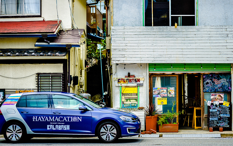 陸の家カラバシと専用ラッピング車両