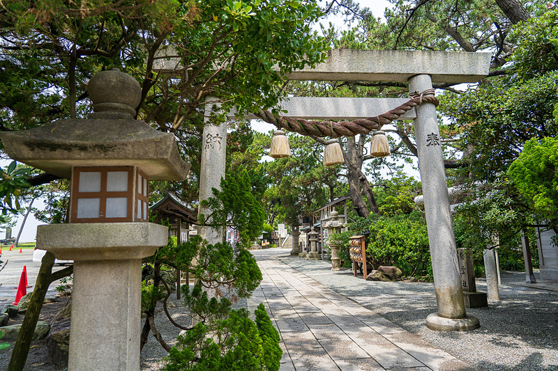 海のすぐ近くにある森戸神社へ