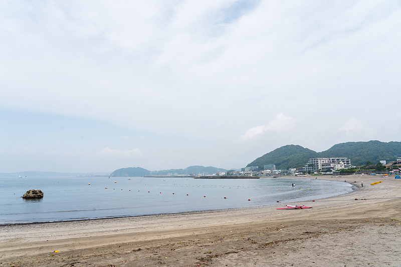 遠浅で広い砂浜が広がる森戸海水浴場