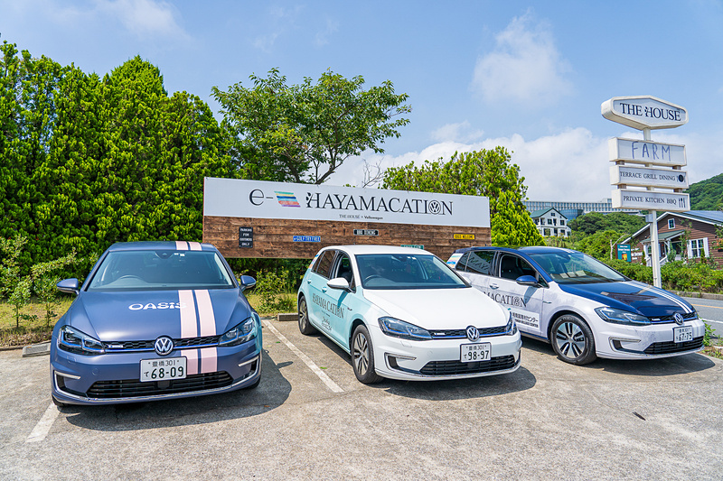 「THE HOUSE FARM」の駐車場には「e-HAYAMACATION」の大きな看板が