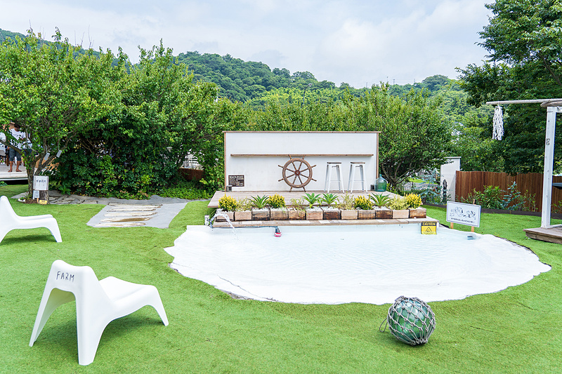 こちらが奥のBBQエリア。広～い！　おしゃれ～！