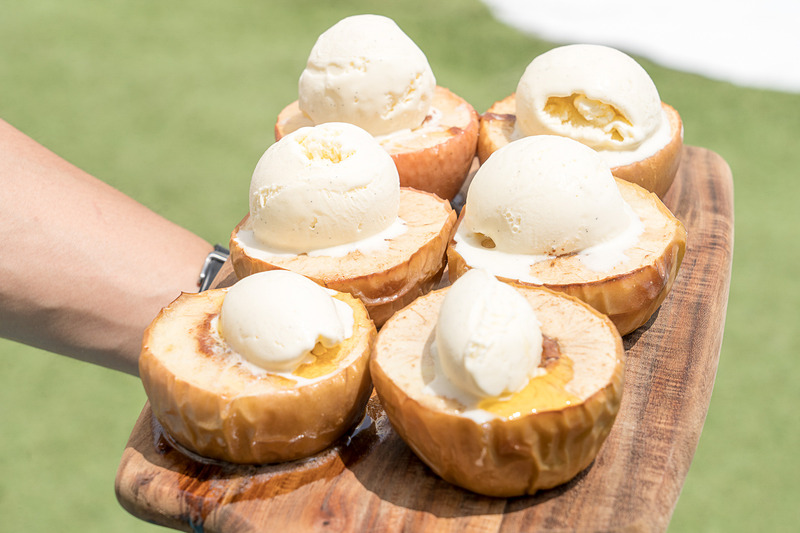 デザートは焼きリンゴ＆バニラアイス