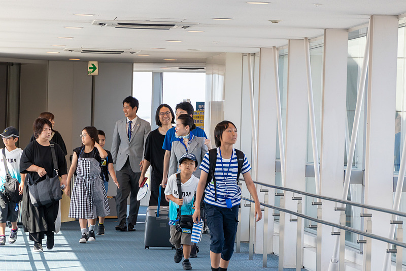 ツアーに参加する子供たちも若干緊張した表情だが無事に到着