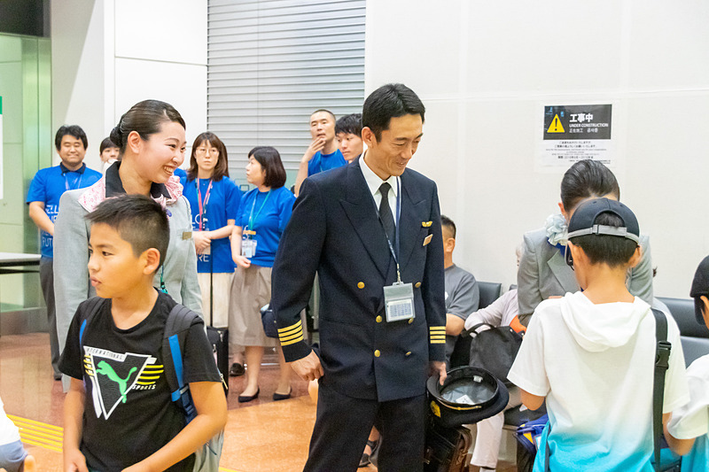 搭乗した便の運航スタッフではないが、機長や地上職員などの制服を着用したスタッフも同行