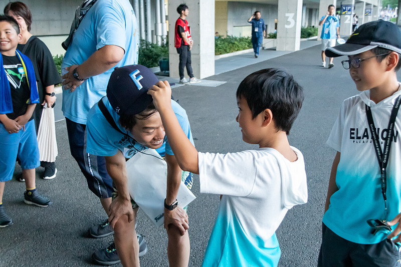 子供たちと交流を深めるスタッフやサポーター