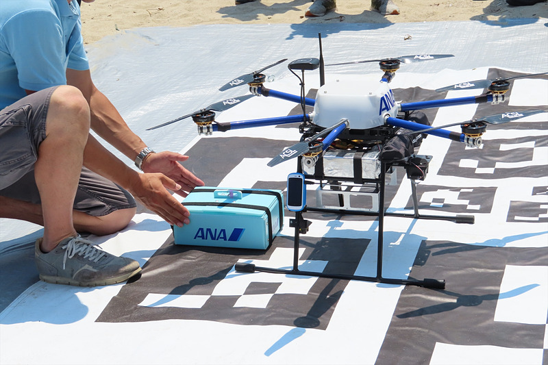 スタッフが箱を取り外し、バーベキュー場へ