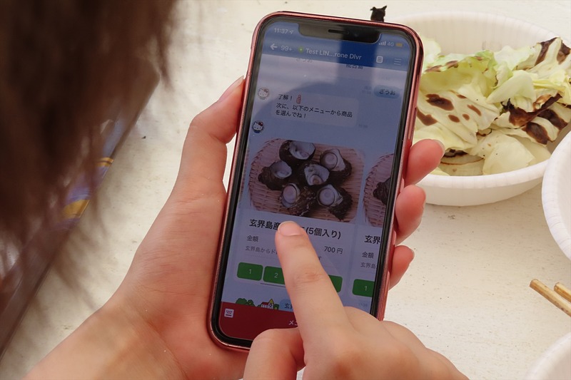 スマートフォンのLINEアプリ上から注文し、決済する
