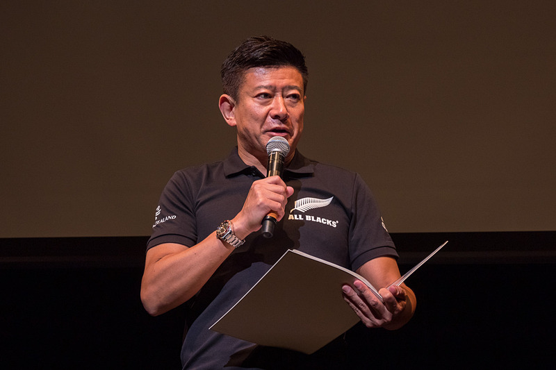 ラグビー実況などスポーツ中継でおなじみのフリーアナウンサー 矢野武氏が、ニュージーランド航空の新作機内安全ビデオを紹介