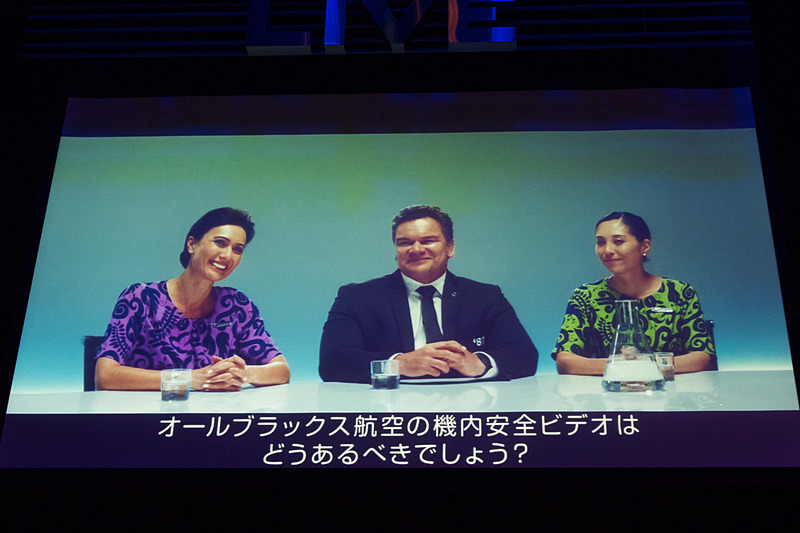 議題は「オールブラックス航空」の機内安全ビデオに