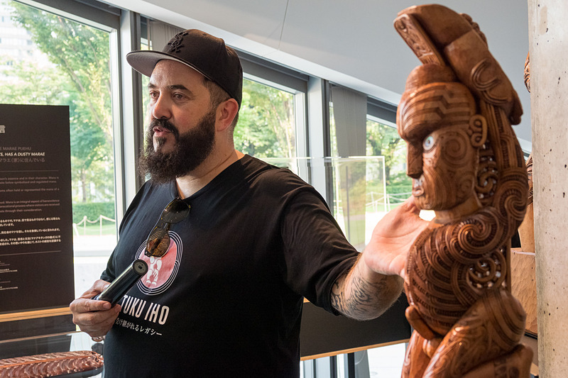 内覧会でマオリ文化を紹介したTUKU IHOのキュレーター カール・ジョンストン氏