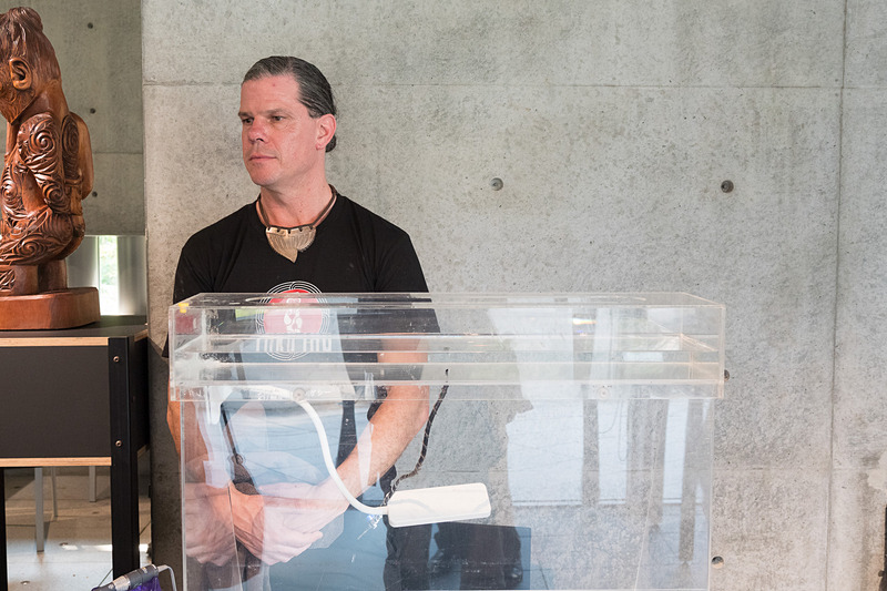 こちらは石骨彫刻の実演。実演を務めるのは、ニュージーランド木材彫刻スクール学校長兼石骨彫刻家 ステイシー・ゴルディン氏