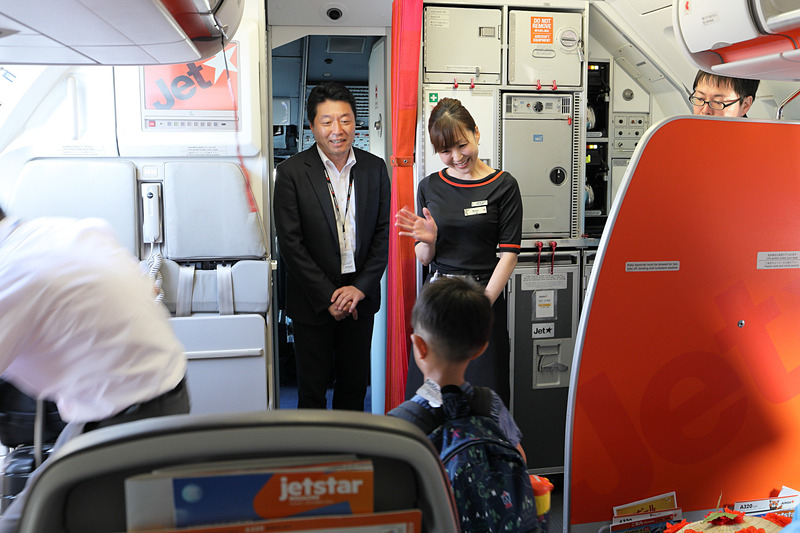 成田到着時も片岡優社長が降機する利用者を見送った