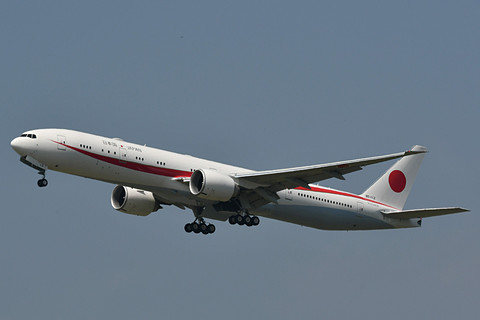 千歳基地航空祭、新政府専用機を一般初公開。ブルーインパルスがハート
