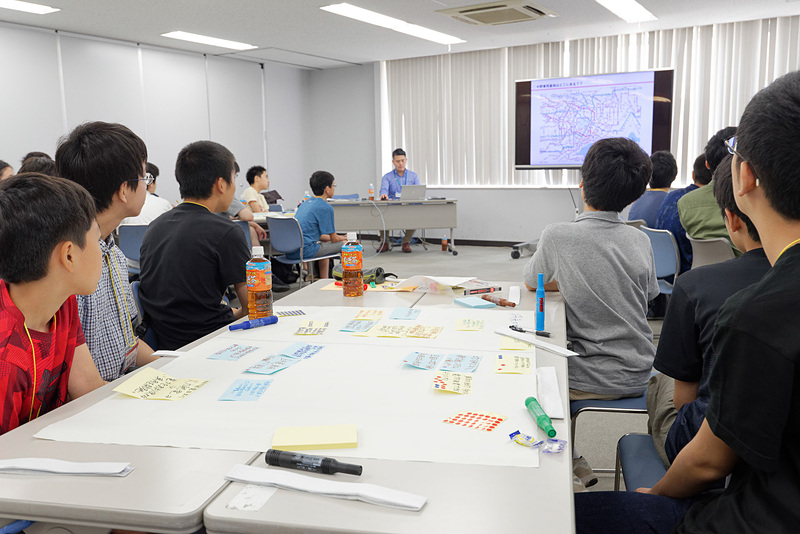 アイデアを付箋に書き込んで貼り付けていく