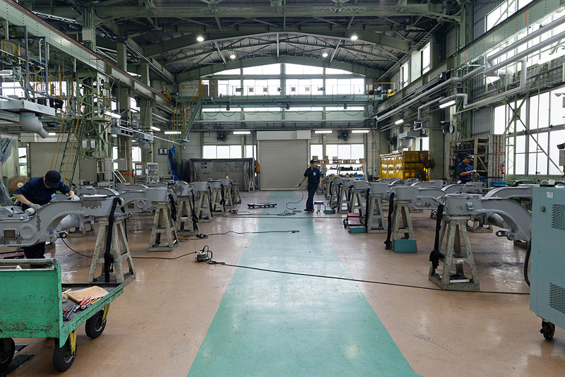 分解された台車のフレーム。破損がないかなど、細部をチェックする