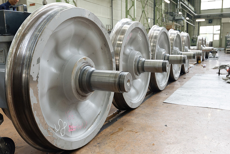 台車から外された車輪。摩耗度合いなどをチェック