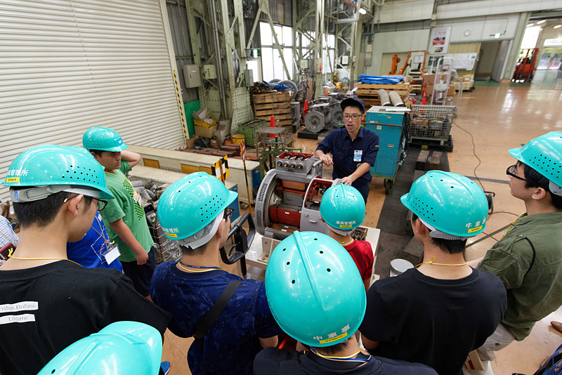 モーターについて説明を受ける中学生