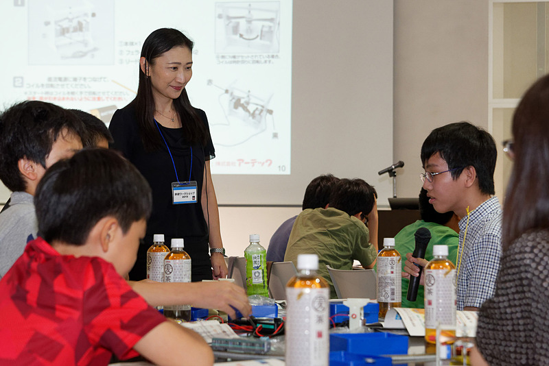 モーターの仕組みについての講義を受ける
