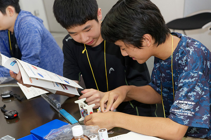 目の前に置かれたDCモーターを動かしてみる