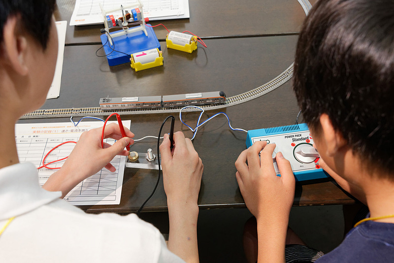 鉄道模型の速度を変えながら電流計測し、1周のタイムを記録していく