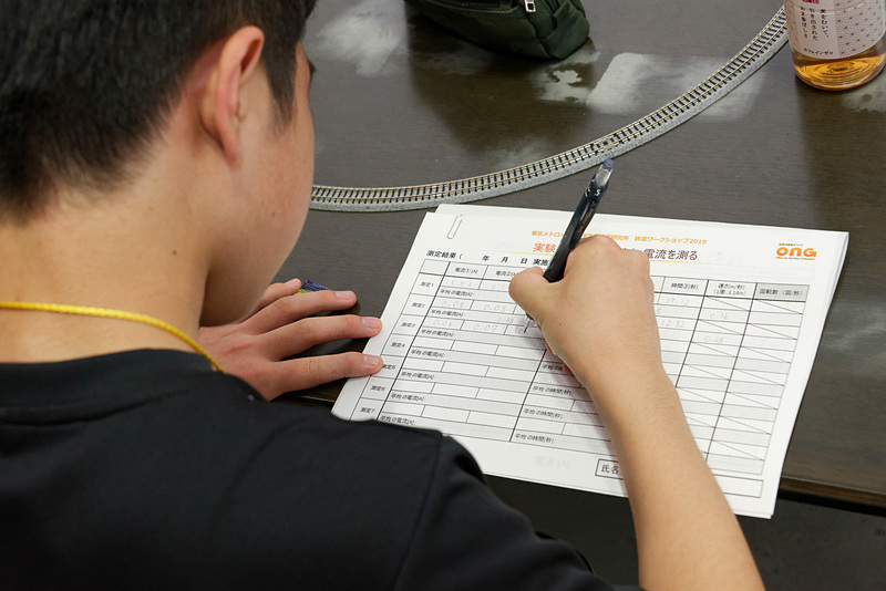 鉄道模型の速度を変えながら電流計測し、1周のタイムを記録していく