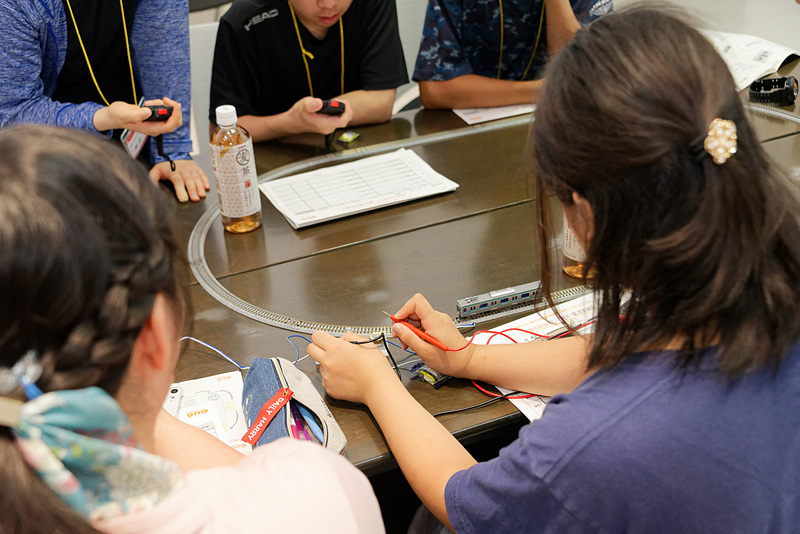 男子生徒が目立ったが、なかには女子生徒の姿も