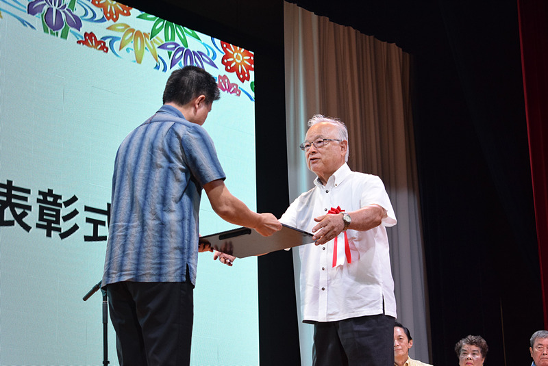 沖縄フルーツランド株式会社の安里廣氏。名護市の観光産業を発展・拡大させる礎を築いてきたこと、地域の緑化に努めていることなどが評価された