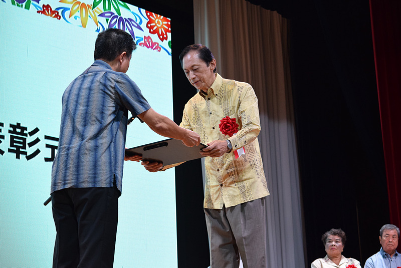 沖縄キリスト教学院大学副学長の上地恵龍氏。琉球大学で観光科教授を務め、OCVB副会長、沖縄県観光審議会会長などを歴任し、長年にわたり観光業界に携わってきたことが評価された