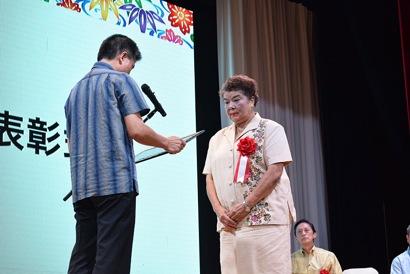 琉球びんがた事業協同組合の大城美登里氏。那覇市伝統工芸館内の体験工房での体験指導ほか、琉球紅型の国内外への普及活動が評価された
