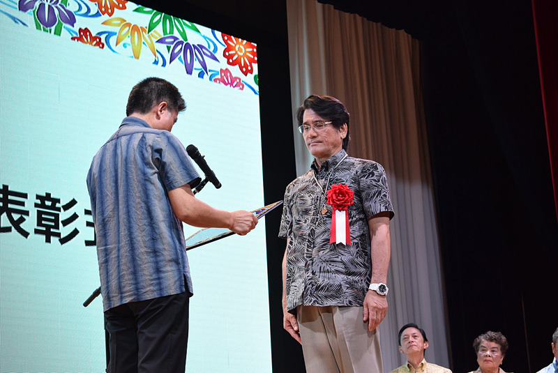 感謝状が贈られた那覇市立銘苅小学校校長の吉浜幸雅氏。県内の小学4年生に配布されている「観光学習教材本」の監修を務めるほか、海外の子供たちとの学校交流などグローバルな視点を持った観光人材育成に取り組んでいる
