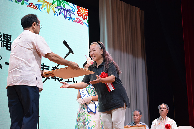 海遊び・森遊び きじむなあ。2000年から19年間にわたり近隣海岸の清掃活動を実施。民泊事業を通して、中高生へゴミが自然に与える影響や被害などの環境学習も実施していることが評価された