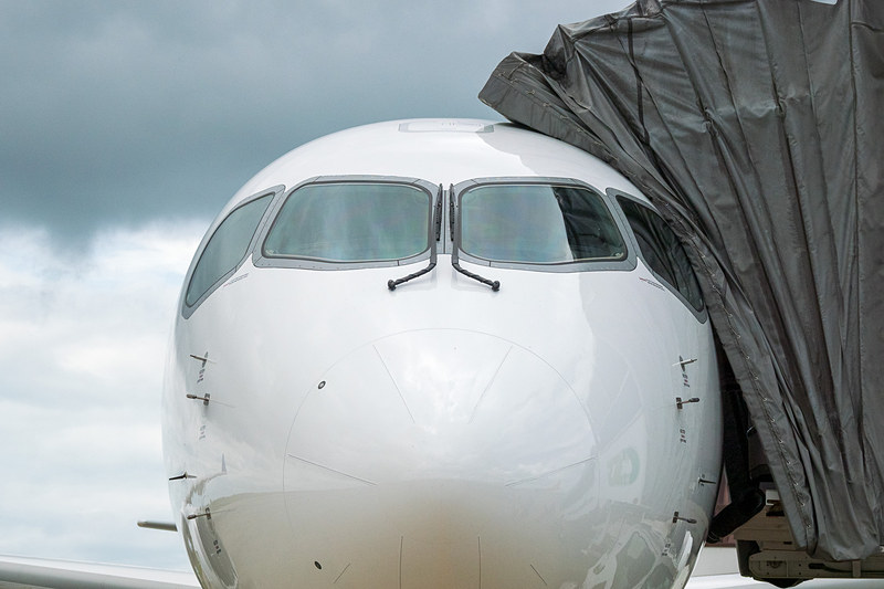 前面から。コックピットの窓は特徴的