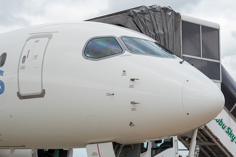 前面から。コックピットの窓は特徴的