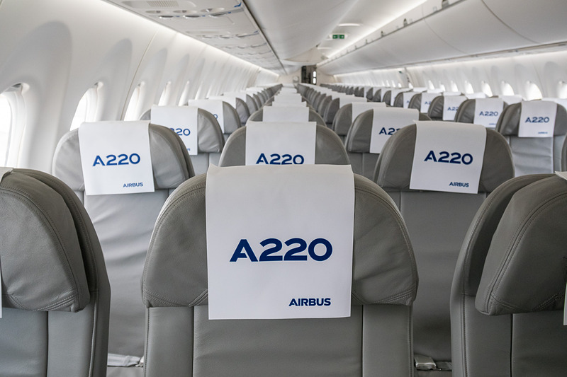 デモ機ということでヘッドレストカバーにも「A220」ロゴ。ちなみに3列席の左右席は18.4インチ（約46.7mm）幅、中央席は19インチ（約48.2mm）幅となっている