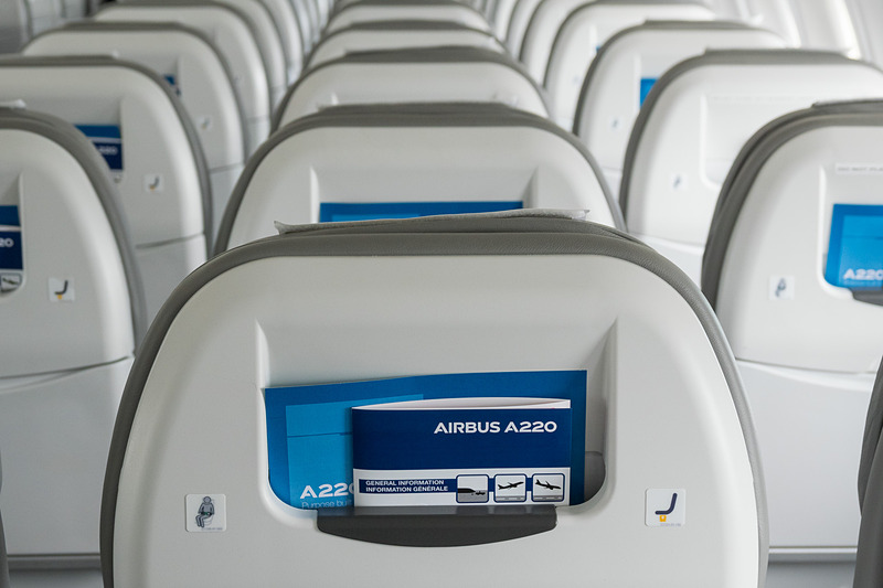 後方より。エアバス製の“安全のしおり”も